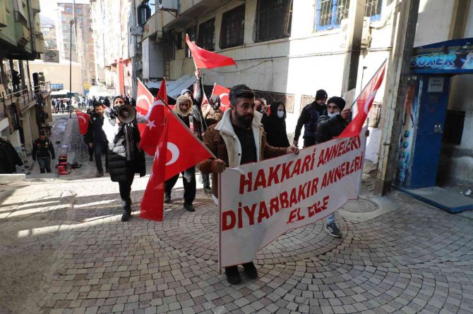 Hdp Binasında "Ölürüm Türkiye’m" Şarkısı Çalındı