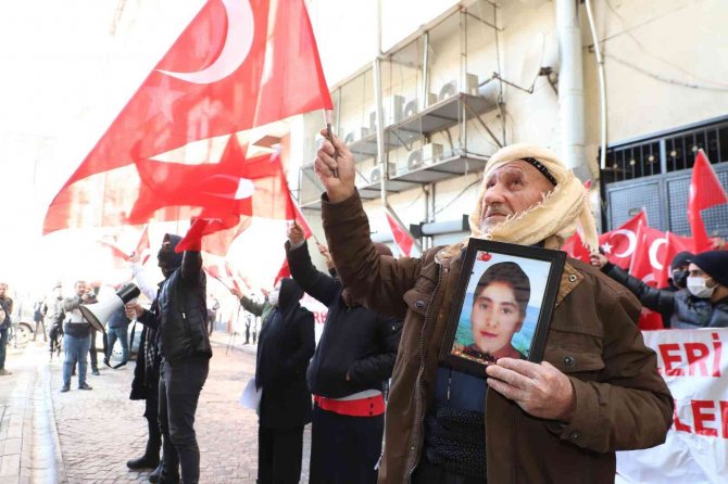 Hdp Binasında "Ölürüm Türkiye’m" Şarkısı Çalındı