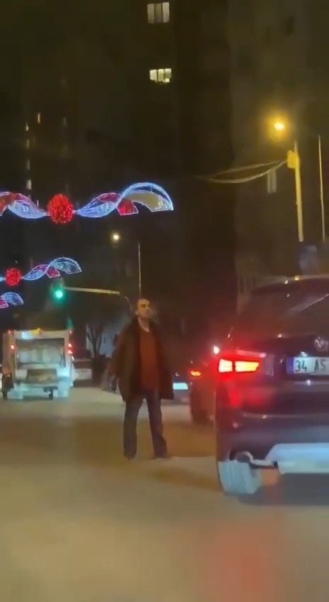 Ataşehir’de Alkollü Vatandaş Araçların Üzerine Yürüdü, Yolu Kesti