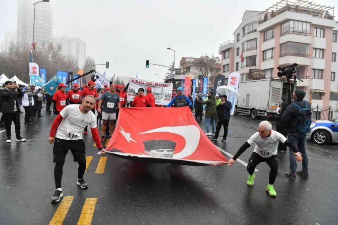 Başkentliler Atatürk’ün Ankara’ya Gelişinin 103. Yılını Coşkuyla Kutladı