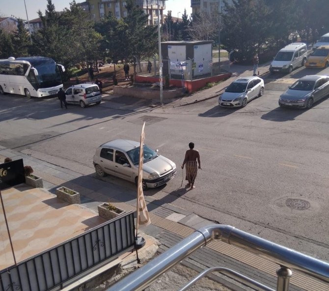 Ankara’da Yerel Kıyafetli Eli Sopalı Afrikalı Görenleri Korkuttu