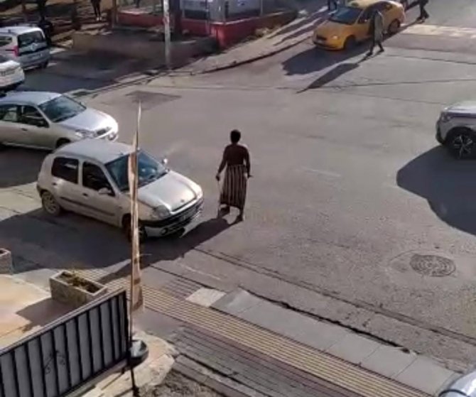 Ankara’da Yerel Kıyafetli Eli Sopalı Afrikalı Görenleri Korkuttu