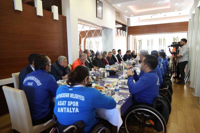 Başkan Böcek Tekerlekli Basketbol Takımı İle Buluştu