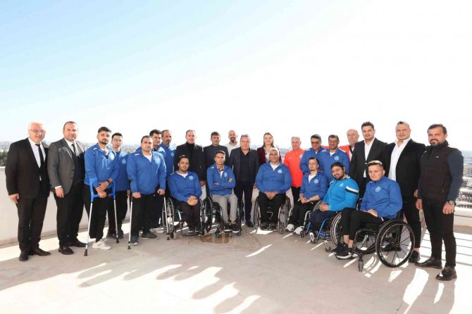 Başkan Böcek Tekerlekli Basketbol Takımı İle Buluştu