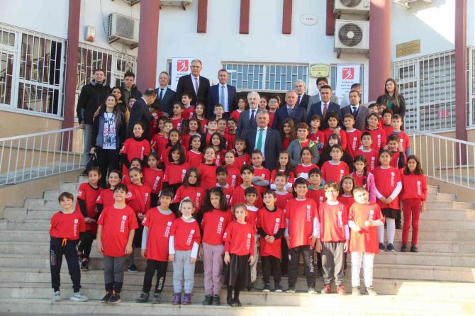 Antalya’da Öğrencilere 1 Yılda 40 Bin Spor Malzemesi Dağıtıldı