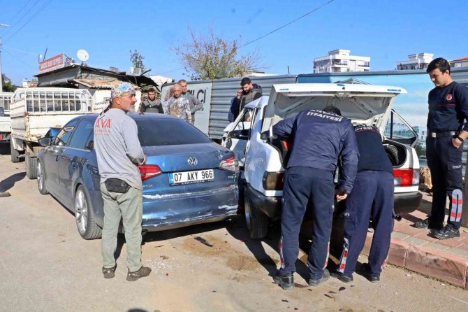 Direksiyon Hakimiyetini Kaybedince Zincirleme Kazaya Neden Oldu: 1 Yaralı