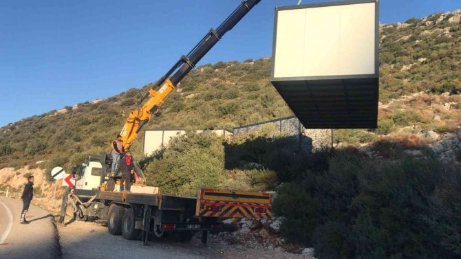 Kaş’ta Doğal Sit Alanındaki 3 Kaçak Konteyner Kaldırıldı