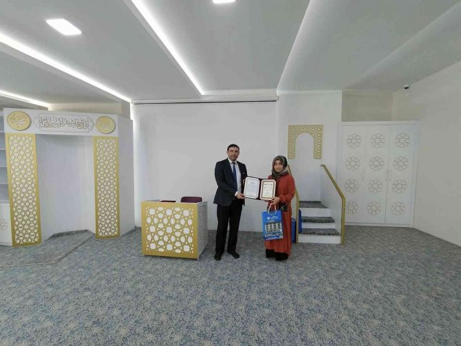 Hafızlık Eğitimini Tamamlayan 6 Öğrenciye Belgeleri Verildi