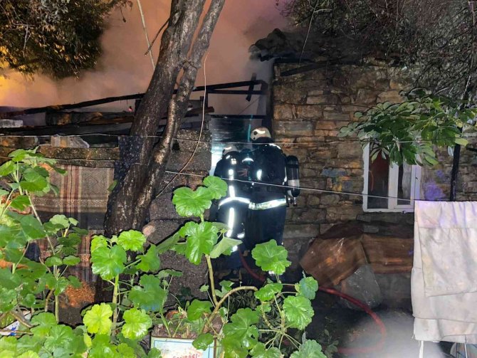 Müstakil Evin Odunluğunda Çıkan Yangın, Mahalleliyi Sokağa Döktü