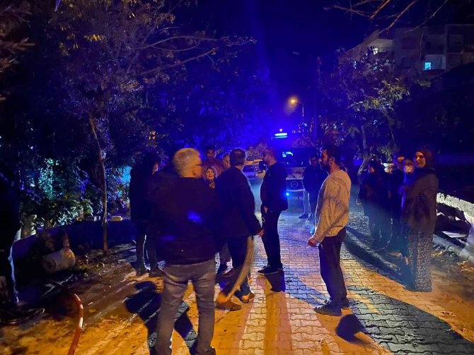Müstakil Evin Odunluğunda Çıkan Yangın, Mahalleliyi Sokağa Döktü