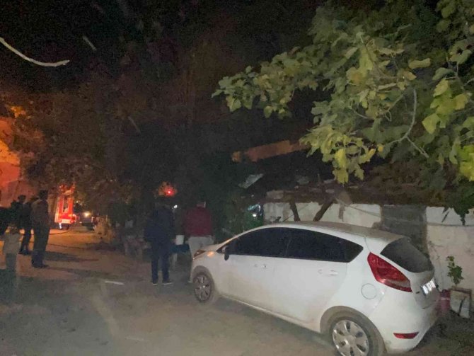 Müstakil Evin Odunluğunda Çıkan Yangın, Mahalleliyi Sokağa Döktü