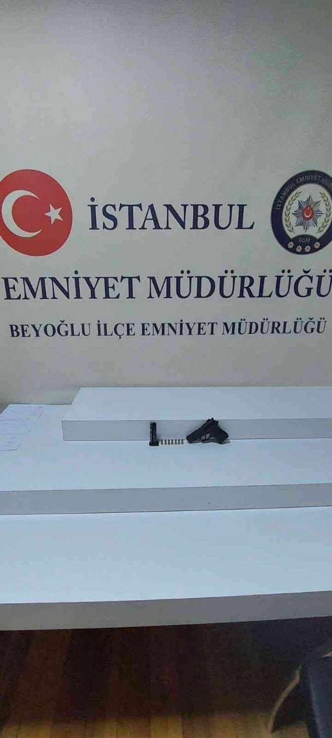 İ̇stanbul’da Polisten Kaçan Şüphelinin Yakalandığı Anlar Kamerada