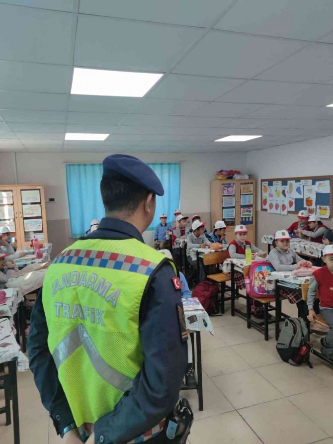 Jandarmadan Öğrencilere Okul Servisi Eğitimi