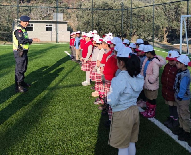 Jandarmadan Öğrencilere Okul Servisi Eğitimi