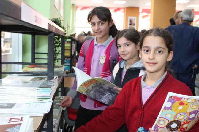 Efeler’de Sekizinci Kitap Kafe Açıldı