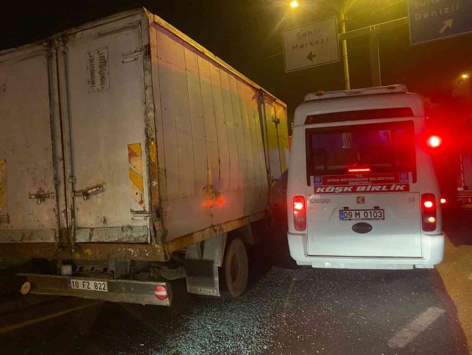 Kamyon İle Çarpışan Minibüste Sıkışan Şoför, İtfaiye Tarafından Kurtarıldı