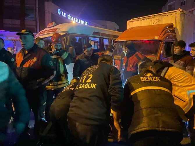 Kamyon İle Çarpışan Minibüste Sıkışan Şoför, İtfaiye Tarafından Kurtarıldı