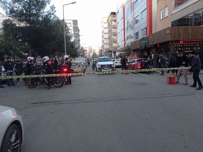 Tartışma Silahlı Kavgaya Dönüştü, Kalabalığa Rağmen Rastgele Ateş Açtı