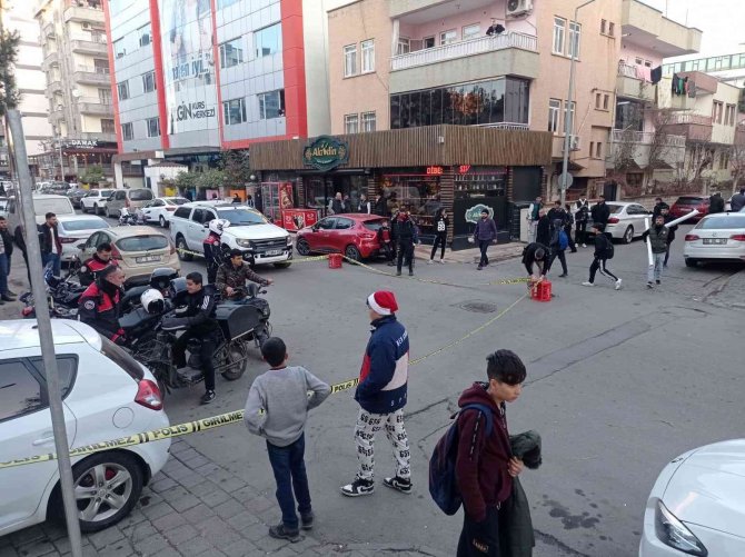 Tartışma Silahlı Kavgaya Dönüştü, Kalabalığa Rağmen Rastgele Ateş Açtı