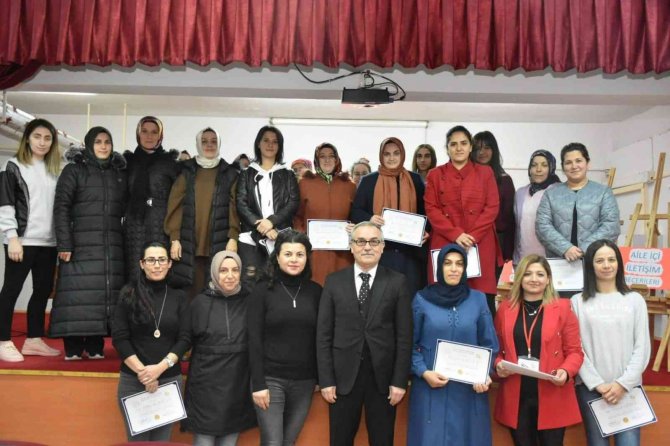 Aile Okulu Eğitimleri Velileri Çok Yönlü Geliştiriyor