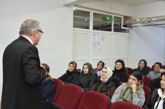 Aile Okulu Eğitimleri Velileri Çok Yönlü Geliştiriyor