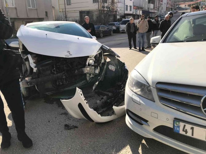 Bilecik’te Yaşanan Trafik Kazasında 3 Kişi Yaralandı