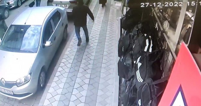 Sultangazi’de Dükkan Önünde Pusuya Yattı, Hırsızı Böyle Kovaladı