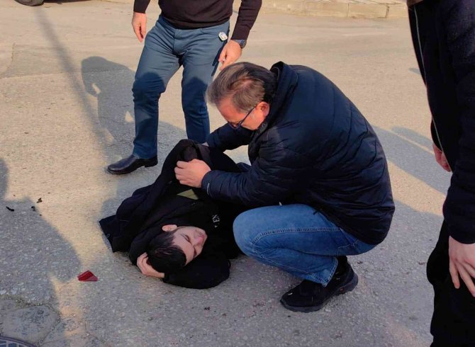 Yaralılara İlk Müdahale Yoldan Geçen Beyin Cerrahından