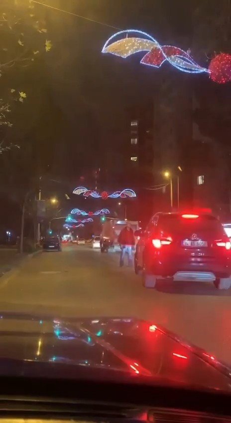 Ataşehir’de Alkollü Vatandaş Araçların Üzerine Yürüdü, Yolu Kesti
