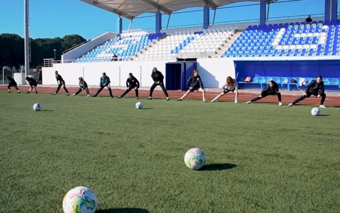 Kız Öğrencilerin Futbol Tutkusu