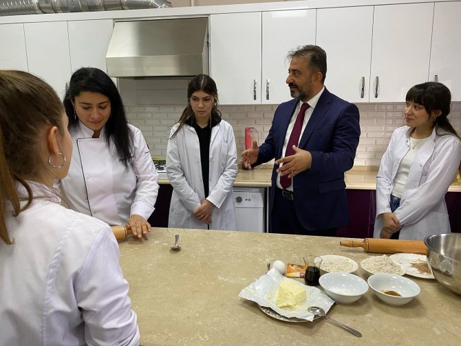 Üniversite Öğrencileri, Engelli Kardeşleri İçin Kurabiye Pişirdi