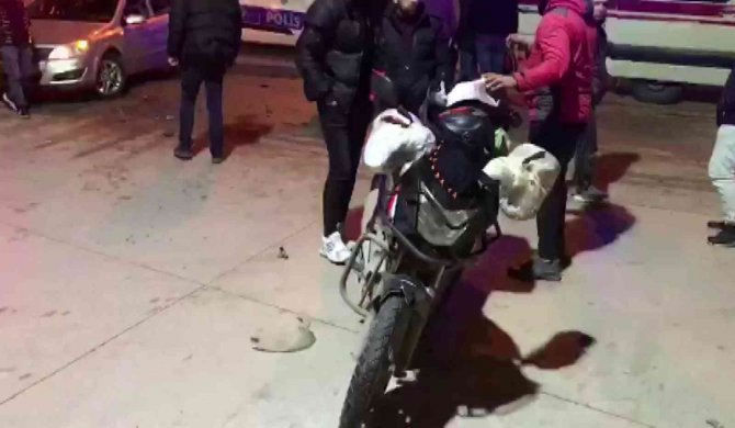 Otomobilin Çarptığı Motosiklet Sürücüsü Yaralandı