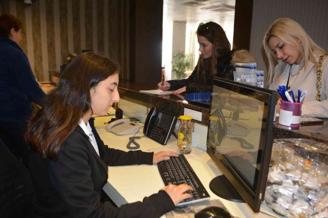 Liseli Öğrenciler Hem Para Kazandı, Hem Otelcilik Öğrendi