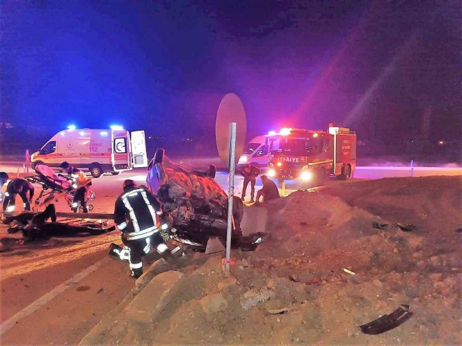 Kontrolden Çıkan Otomobil Kavşakta Takla Attı: 3 Yaralı
