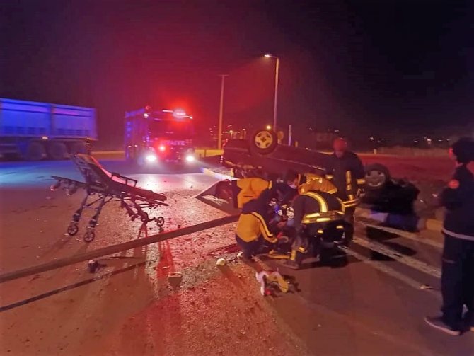Kontrolden Çıkan Otomobil Kavşakta Takla Attı: 3 Yaralı