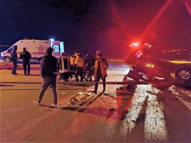 Kontrolden Çıkan Otomobil Kavşakta Takla Attı: 3 Yaralı