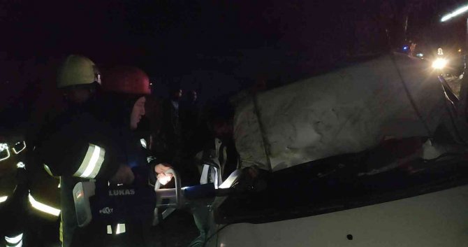 Tarlaya Uçan Minibüs Gence Mezar Oldu; 1 Ölü, 2 Yaralı