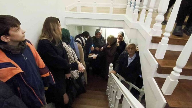 İ̇mza Günü İzdihamı İndirim Kuyruklarını Aratmadı