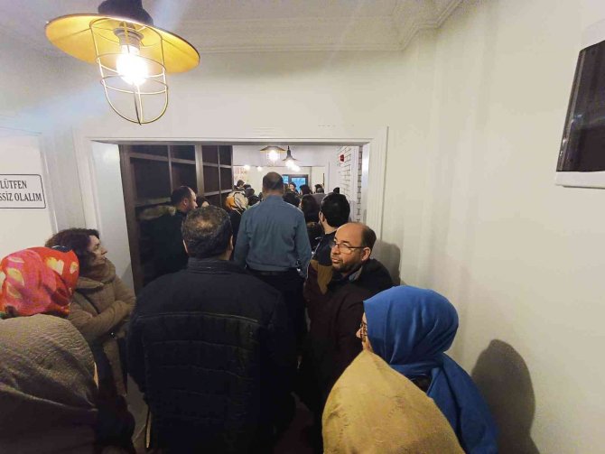 İ̇mza Günü İzdihamı İndirim Kuyruklarını Aratmadı