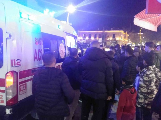 Cadde Ortasında Bıçaklı Kavga: 1 Yaralı