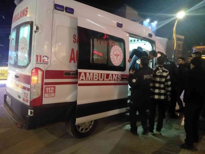 Cadde Ortasında Bıçaklı Kavga: 1 Yaralı