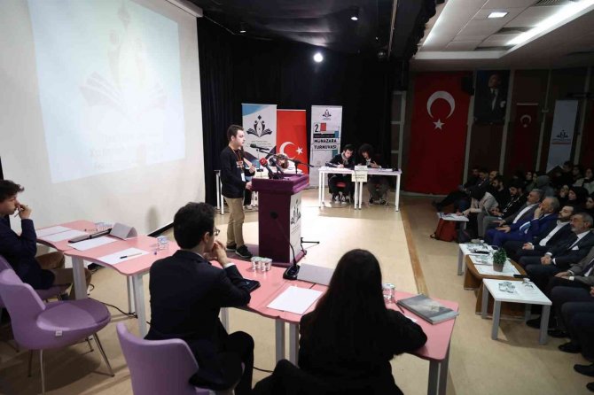 Esenler’de İ̇stanbul Liseler Arası Münazara Yarışmasında Final Heyecanı