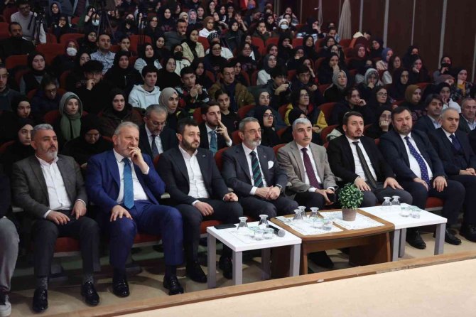 Esenler’de İ̇stanbul Liseler Arası Münazara Yarışmasında Final Heyecanı