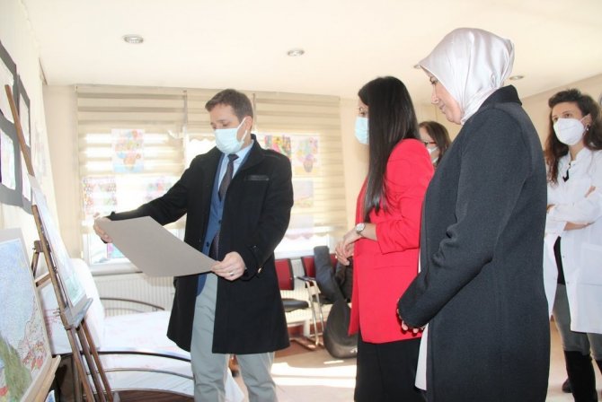 Evliya Çelebi Hastanesi’nde Hemodiyaliz Hastaları Resim Sergisi