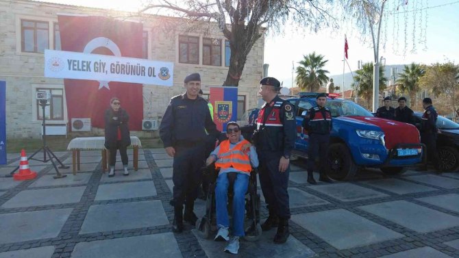 Foça Jandarma’dan Sürücülere Reflektif Yelek Dağıtımı