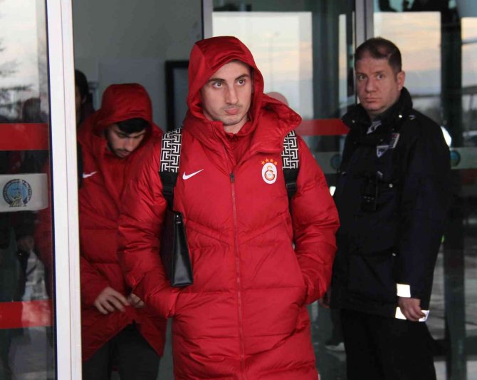 Galatasaray Kafilesine Sivas’ta Meşaleli Karşılama