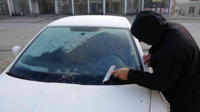 Yüksekova’da Araçlar Buz Tuttu