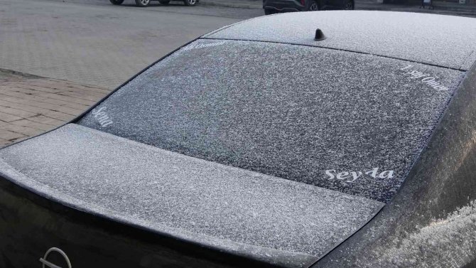 Yüksekova’da Araçlar Buz Tuttu