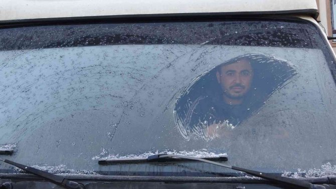 Yüksekova’da Araçlar Buz Tuttu