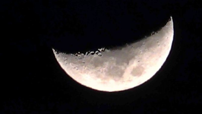 Yüksekova’da Kartpostallık ’Yarım Ay’ Manzarası